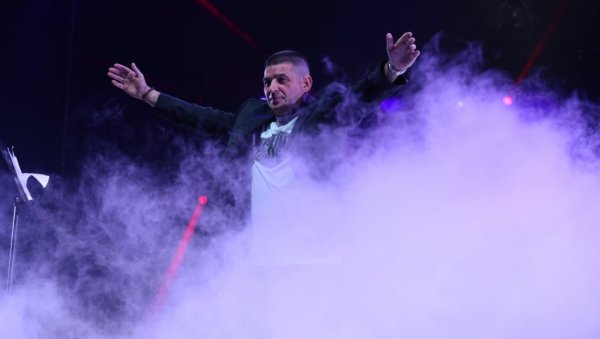 МАЛИ КНИНЏА ЈАЧИ ОД ЗЛОНАМЕРНИКА: Баја одржао велики концерт у Новом Саду (ВИДЕО) МАЛИ КНИНЏА ЈАЧИ ОД ЗЛОНАМЕРНИКА: Баја одржао велики концерт у Новом Саду (ВИДЕО)