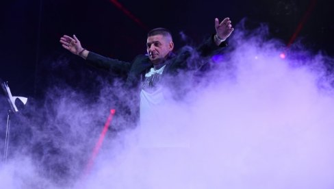 MALI KNINDŽA JAČI OD ZLONAMERNIKA: Baja održao veliki koncert u Novom Sadu (VIDEO) MALI KNINDŽA JAČI OD ZLONAMERNIKA: Baja održao veliki koncert u Novom Sadu (VIDEO)