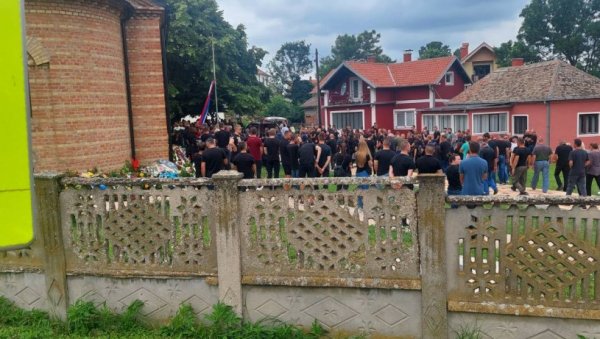 ОПЕЛО У МАЛОМ ОРАШЈУ ДРЖАЛО 10 СВЕШТЕНИКА: У белом ковчегу испраћен Петар, девета жетва масакра у селима код Младеновца ОПЕЛО У МАЛОМ ОРАШЈУ ДРЖАЛО 10 СВЕШТЕНИКА: У белом ковчегу испраћен Петар, девета жетва масакра у селима код Младеновца