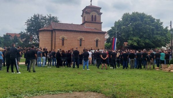 СИНЕ, КАКО ДА ЖИВИМ БЕЗ ТЕБЕ? Завршено опело у Малом Орашју, колона кренула пут гробља, уз јауке мајке СИНЕ, КАКО ДА ЖИВИМ БЕЗ ТЕБЕ? Завршено опело у Малом Орашју, колона кренула пут гробља, уз јауке мајке
