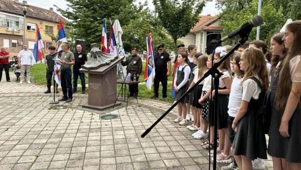 ДАН РАТНИХ ВЕТЕРАНА У ПАРАЋИНУ: Положени венци на споменик борцима страдалим у ратовима 1990-1999. (ФОТО) ДАН РАТНИХ ВЕТЕРАНА У ПАРАЋИНУ: Положени венци на споменик борцима страдалим у ратовима 1990-1999. (ФОТО)