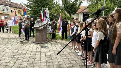 DAN RATNIH VETERANA U PARAĆINU: Položeni venci na spomenik borcima stradalim u ratovima 1990-1999. (FOTO) DAN RATNIH VETERANA U PARAĆINU: Položeni venci na spomenik borcima stradalim u ratovima 1990-1999. (FOTO)