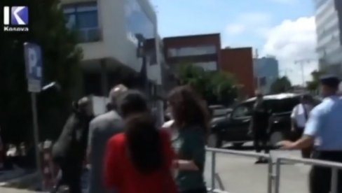 OVAKO JE SVEČLJA BACAO KAMENICE NA POLICIJU: Pojavio se snimak divljanja Kurtijevog ministra (VIDEO) OVAKO JE SVEČLJA BACAO KAMENICE NA POLICIJU: Pojavio se snimak divljanja Kurtijevog ministra (VIDEO)
