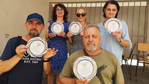 NAGRAĐENI UČITELJI ZA USPEH ĐAKA: Paraćinci trostruki šampioni na „Malim olimpijskim igrama“ (FOTO) NAGRAĐENI UČITELJI ZA USPEH ĐAKA: Paraćinci trostruki šampioni na „Malim olimpijskim igrama“ (FOTO)