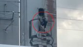 SCENA KOJA UZNEMIRILA BEOGRAĐANE: Deca se popela na konstrukciju Novog železničkog mosta (VIDEO)