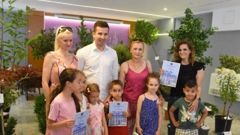OVO SU NAJLEPŠE CVETNE ALEJE ZEMUNA U galeriji Opštine dodeljene nagrade pobednicima OVO SU NAJLEPŠE CVETNE ALEJE ZEMUNA U galeriji Opštine dodeljene nagrade pobednicima