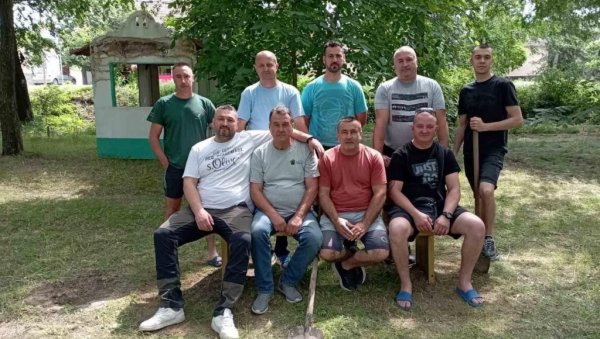 УДРУЖЕНИ УРЕДИЛИ ОБАЛУ БЕГЕЈА: Постављене и нове дрвене клупе (ФОТО) УДРУЖЕНИ УРЕДИЛИ ОБАЛУ БЕГЕЈА: Постављене и нове дрвене клупе (ФОТО)