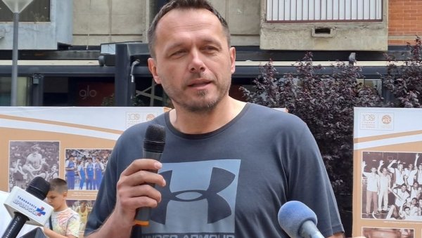 ДОКУМЕНТ О СЛАВНИМ ТРЕНУЦИМА НАШЕ КОШАРКЕ: Наши асови дочекани великим аплаузом ДОКУМЕНТ О СЛАВНИМ ТРЕНУЦИМА НАШЕ КОШАРКЕ: Наши асови дочекани великим аплаузом