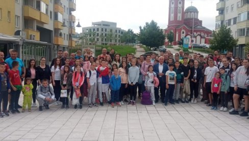 GRADE TRAJNA PRIJATELJSTVA: Emotivan doček dece sa Kosova i Metohije u Istočnom Sarajevu GRADE TRAJNA PRIJATELJSTVA: Emotivan doček dece sa Kosova i Metohije u Istočnom Sarajevu