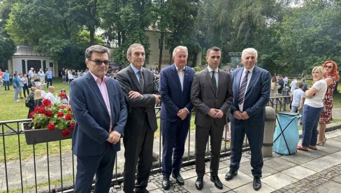 U DIJASPORI 7.700 ĐAKA: Na Vidovdanskoj akademiji u Minhenu i v. d. ministra prosvete U DIJASPORI 7.700 ĐAKA: Na Vidovdanskoj akademiji u Minhenu i v. d. ministra prosvete