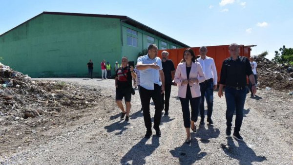 МИНИСТАРКА ВУЈОВИЋ У ТОПОЛИ: Најавила затварање и санирање депоније МИНИСТАРКА ВУЈОВИЋ У ТОПОЛИ: Најавила затварање и санирање депоније