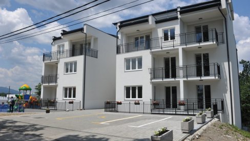 KLJUČEVI NOVOG POČETKA: U Vrnjačkoj Banji useljena nova zgrada za socijalno stanovanje KLJUČEVI NOVOG POČETKA: U Vrnjačkoj Banji useljena nova zgrada za socijalno stanovanje