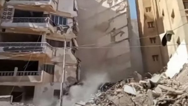 СРУШИЛА СЕ ЗГРАДА ОД 13 СПРАТОВА: Пукла напола, спасиоци трагају за затрпаним туристима (ВИДЕО) СРУШИЛА СЕ ЗГРАДА ОД 13 СПРАТОВА: Пукла напола, спасиоци трагају за затрпаним туристима (ВИДЕО)