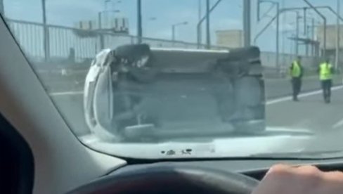 SAOBRAĆAJNA NESREĆA NA MOSTU NA ADI: Automobil se prevrnuo nasred puta, policija na terenu (VIDEO) SAOBRAĆAJNA NESREĆA NA MOSTU NA ADI: Automobil se prevrnuo nasred puta, policija na terenu (VIDEO)