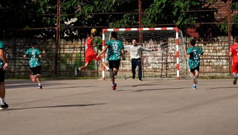 GRAFIČAR OBELEŽIO ZNAČAJAN JUBILEJ: Rukomet se u Bezdanu igra sedam decenija