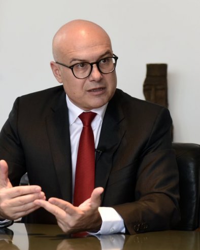 ЛИДЕР СНС ВУЧЕВИЋ О ПРАВОМ ЛИЦУ БЛОКАДЕРА: Проректор Бојовић потписао да трагедија у Новом Саду није страшна