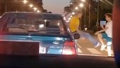 TUČA DOSTAVLJAČA HRANE I MLADIĆA NA NOVOM BEOGRADU: Prekršaj na raskrsnici izazvao sukob TUČA DOSTAVLJAČA HRANE I MLADIĆA NA NOVOM BEOGRADU: Prekršaj na raskrsnici izazvao sukob
