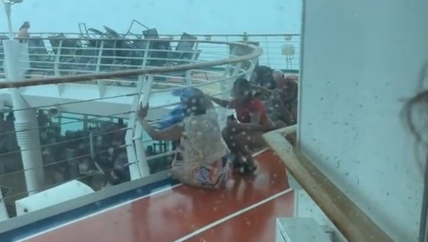 ПОГЛЕДАЈТЕ – ОЛУЈА “ОДУВАЛА” ПУТНИКЕ СА БРОДА: Драма на крузеру у водама крај Флориде (ВИДЕО) ПОГЛЕДАЈТЕ – ОЛУЈА “ОДУВАЛА” ПУТНИКЕ СА БРОДА: Драма на крузеру у водама крај Флориде (ВИДЕО)