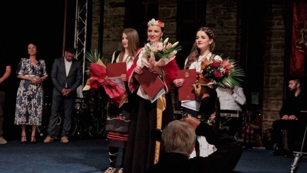 У ПОРТИ МАНАСТИРА ГРАЧАНИЦА: Синоћ одржан традиционални избор за најлепшу Косовку девојку У ПОРТИ МАНАСТИРА ГРАЧАНИЦА: Синоћ одржан традиционални избор за најлепшу Косовку девојку
