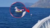 ZASTRAŠUJUĆI SNIMAK IZ GRČKE: Devojčicu (3) struja odnela kilometrima od obale (VIDEO) ZASTRAŠUJUĆI SNIMAK IZ GRČKE: Devojčicu (3) struja odnela kilometrima od obale (VIDEO)