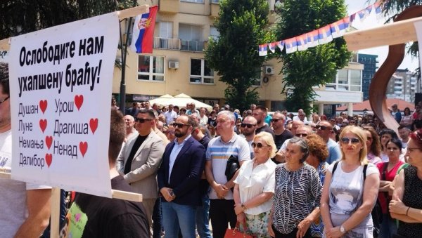 ПОРУКЕ СА ВИДОВДАНСКОГ СКУПА: Ослободите нам ухапшену браћу (ФОТО) ПОРУКЕ СА ВИДОВДАНСКОГ СКУПА: Ослободите нам ухапшену браћу (ФОТО)