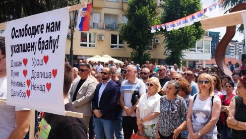 PORUKE SA VIDOVDANSKOG SKUPA: Oslobodite nam uhapšenu braću (FOTO)