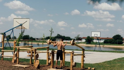 EKO-TERETANA NA GRADSKOM JEZERU U VRŠCU: Sprave od drveta zamenile metalne, koje će biti postavljene na bregu EKO-TERETANA NA GRADSKOM JEZERU U VRŠCU: Sprave od drveta zamenile metalne, koje će biti postavljene na bregu