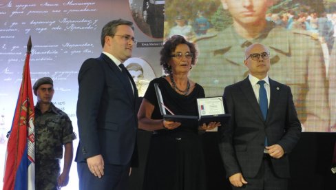 SRPSKI SOKOLOVI U NEBESKOM STROJU: Prve boračke spomenice u Kraljevu posthumno dodeljene braći Milić poginulim na KiM 1999. SRPSKI SOKOLOVI U NEBESKOM STROJU: Prve boračke spomenice u Kraljevu posthumno dodeljene braći Milić poginulim na KiM 1999.