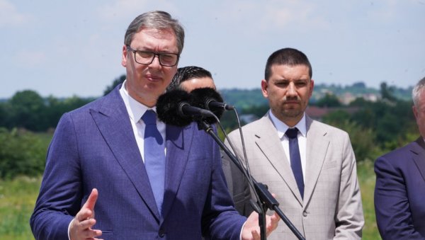 ВУЧИЋ ОДГОВОРИО НОВИНАРКИ Н1: Обрадоваћу вашу редакцију формирањем Народног покрета (ВИДЕО) ВУЧИЋ ОДГОВОРИО НОВИНАРКИ Н1: Обрадоваћу вашу редакцију формирањем Народног покрета (ВИДЕО)