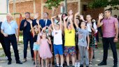 МИНИСТАР ЈОВАНОВИЋ ОБИШАО ДОЉЕВАЦ: У селу Кнежица уведен брзи интернет (ФОТО) МИНИСТАР ЈОВАНОВИЋ ОБИШАО ДОЉЕВАЦ: У селу Кнежица уведен брзи интернет (ФОТО)