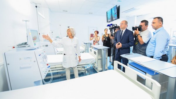 ДЕО КОВИД БОЛНИЦЕ НА МИШЕЛУКУ ДОБИО НОВУ НАМЕНУ: Отворен Центар за дијализу УКЦВ у Новом Саду ДЕО КОВИД БОЛНИЦЕ НА МИШЕЛУКУ ДОБИО НОВУ НАМЕНУ: Отворен Центар за дијализу УКЦВ у Новом Саду
