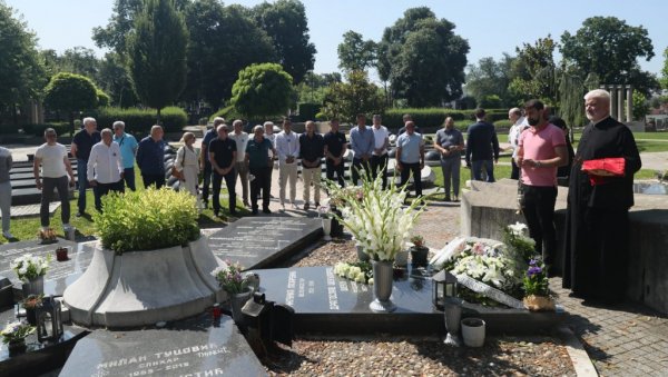 ЛЕГЕНДЕ СЕ НЕ ЗАБОРАВЉАЈУ: Челници ФСС одали помен некадашњем играчу и селектору Илији Петковићу ЛЕГЕНДЕ СЕ НЕ ЗАБОРАВЉАЈУ: Челници ФСС одали помен некадашњем играчу и селектору Илији Петковићу