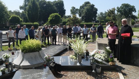 LEGENDE SE NE ZABORAVLJAJU: Čelnici FSS odali pomen nekadašnjem igraču i selektoru Iliji Petkoviću