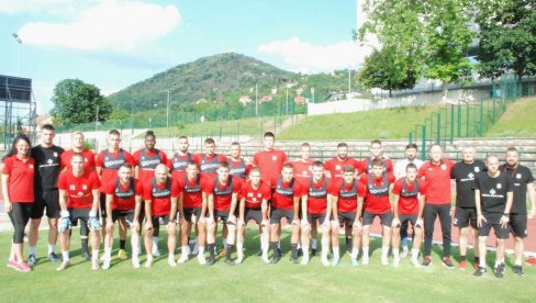 OFK VRŠAC POČEO PRIPREME ZA NOVU SEZONU: Trener Zoran Kostić okupio 24 fudbalera i najavio šest pripremnih utakmica OFK VRŠAC POČEO PRIPREME ZA NOVU SEZONU: Trener Zoran Kostić okupio 24 fudbalera i najavio šest pripremnih utakmica