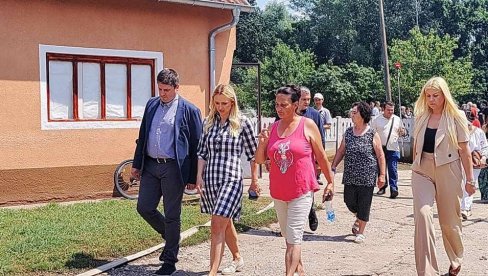 ŠTETA ZBOG POPLAVA BIĆE NADOKNAĐENA: Ministarka poljoprivrede obišla danas deo ugroženih područja Paraćina (FOTO) ŠTETA ZBOG POPLAVA BIĆE NADOKNAĐENA: Ministarka poljoprivrede obišla danas deo ugroženih područja Paraćina (FOTO)