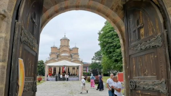 И КФОР ДЕМАНТОВАО СКАНДАЛОЗНЕ НАВОДЕ БРИТАНСКЕ ПАРЛАМЕНТАРКЕ:Огласио се владика Теодосије након састанка са британским дипломатом у Приштини И КФОР ДЕМАНТОВАО СКАНДАЛОЗНЕ НАВОДЕ БРИТАНСКЕ ПАРЛАМЕНТАРКЕ:Огласио се владика Теодосије након састанка са британским дипломатом у Приштини