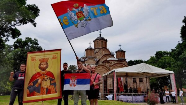 ДАН КАД СЕ СВЕ И СВАКО ВИДИ: Народ пристиже у Грачаницу (ФОТО)