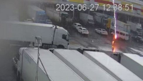 (UZNEMIRUJUĆI VIDEO) GROM DIREKTNO POGODIO ČOVEKA: Nije mu bilo spasa (UZNEMIRUJUĆI VIDEO) GROM DIREKTNO POGODIO ČOVEKA: Nije mu bilo spasa