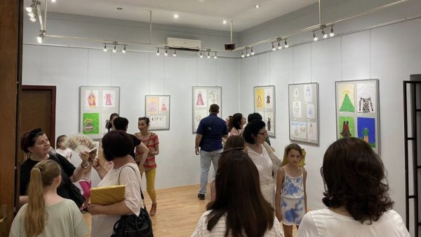 Ученици дизајнирали средњовековне костиме Ученици дизајнирали средњовековне костиме