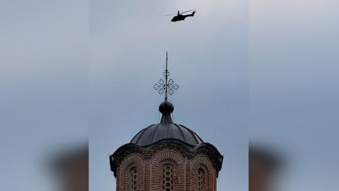 ZA VREME BESEDE PATRIJARHA: Helikopter KFOR-a nadleće Gračanicu (VIDEO) ZA VREME BESEDE PATRIJARHA: Helikopter KFOR-a nadleće Gračanicu (VIDEO)