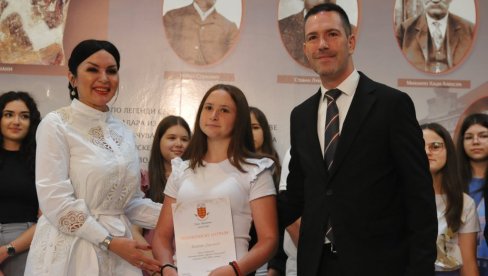 PODSTREK I PODRŠKA: Uručene Vidovdanske nagrade najboljim kraljevačkim đacima PODSTREK I PODRŠKA: Uručene Vidovdanske nagrade najboljim kraljevačkim đacima