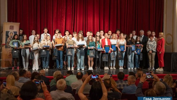 ВЕНЦИ ЗА ПОГИНУЛЕ ХЕРОЈЕ И СТИПЕНДИЈЕ НАЈБОЉИМ УЧЕНИЦИМА: Видовдан обележен у Зрењанину ВЕНЦИ ЗА ПОГИНУЛЕ ХЕРОЈЕ И СТИПЕНДИЈЕ НАЈБОЉИМ УЧЕНИЦИМА: Видовдан обележен у Зрењанину