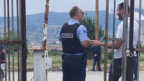 POLICIJA TZV. KOSOVA NE ŽELI NIŠTA SRPSKO NA GAZIMESTANU: Stoje na ulazu i od ljudi oduzimaju sveće (VIDEO)