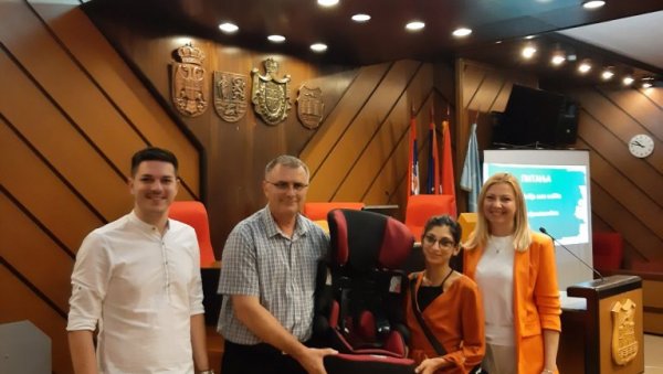 УРУЧЕНО ЈОШ 100 БЕСПЛАТНИХ АУТО-СЕДИШТА У НОВОМ САДУ: Родитељи морали да одслушају предавање УРУЧЕНО ЈОШ 100 БЕСПЛАТНИХ АУТО-СЕДИШТА У НОВОМ САДУ: Родитељи морали да одслушају предавање