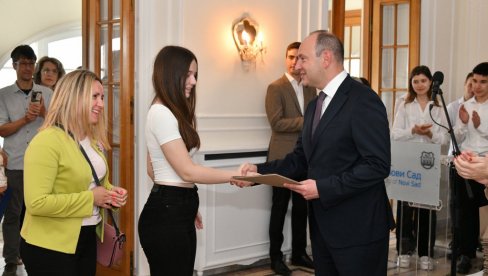 ВИДОВДАНСКЕ НАГРАДЕ УРУЧЕНЕ НОВОСАДСКИМ УЧЕНИЦИМА: Традиционално признање за вредан рад и успех