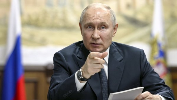 РУСИЈА ПОСЕДУЈЕ ЗАСТРАШУЈУЋЕ ПОДМОРНИЦЕ, НЕМА ИМ РАВНИХ Путин: Ратна морнарица добија најсавременије наоружање