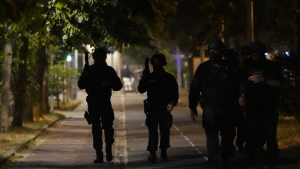 УХАПШЕНЕ ДВЕ ОСОБЕ, У ТОКУ ПОТРАГА ЗА ЈОШ ТРИ: Осумњичени да су изазвали пожар у коме је страдало 7 људи УХАПШЕНЕ ДВЕ ОСОБЕ, У ТОКУ ПОТРАГА ЗА ЈОШ ТРИ: Осумњичени да су изазвали пожар у коме је страдало 7 људи