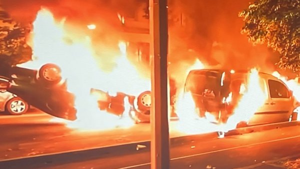ФРАНЦУЗИ ИМАЈУ ПОВЕРЕЊЕ У ПОЛИЦИЈУ: Тражили увођење полицијског часа ФРАНЦУЗИ ИМАЈУ ПОВЕРЕЊЕ У ПОЛИЦИЈУ: Тражили увођење полицијског часа