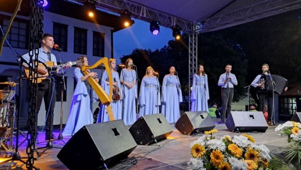 УЖИВАЊЕ УПРКОС ЛОШЕМ ВРЕМЕНУ: Видовдански концерт ансамбла Фенечки бисери на тргу у Врању УЖИВАЊЕ УПРКОС ЛОШЕМ ВРЕМЕНУ: Видовдански концерт ансамбла Фенечки бисери на тргу у Врању