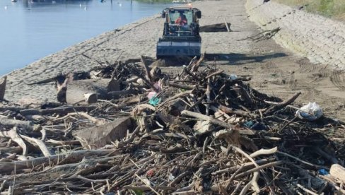 ŠETALIŠTE DANIMA BILO PUNO OTPADA: Zemunski kej očišćen od smeća nanetog posle velikog vodostaja Dunava ŠETALIŠTE DANIMA BILO PUNO OTPADA: Zemunski kej očišćen od smeća nanetog posle velikog vodostaja Dunava